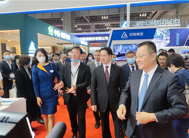 全国政协常委、中国有色金属工业协会党委书记葛红林等领导到公司展位参观指导